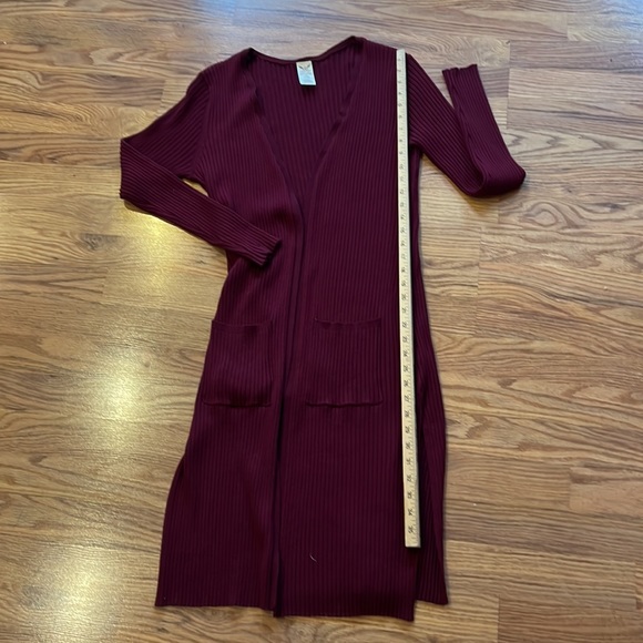 Long maroon cardigan with pockets. - Picture 2 of 5